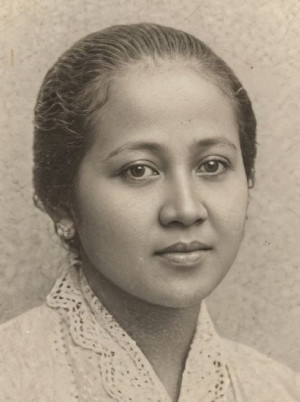 Dari 'Menembus' ke 'Menunggu': Tragedi Semantik Pemikiran R.A Kartini