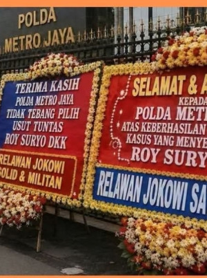 Karangan Bunga, Semiotika Kekuasaan, dan Pengadilan Opini