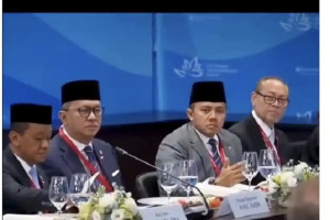 Teddy Main Pulpen di Depan Putin Jadi Sorotan