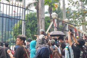 Puisi Helmansyah Moeis