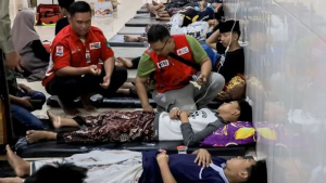 Para santri yang diduga mengalami keracunan makanan mendapatkan perawatan medis di Pondok Pesantren Manbaul Hikam, Tanggulangin, Sidoarjo, Jawa Timur, Rabu (02/09).