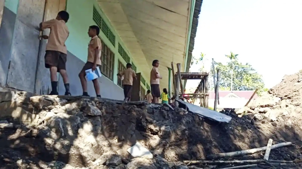 Tiang dan Lantai Gedung SDN Wolomoni di Ende Dijebol Demi Bangun Kantor Koperasi Merah Putih