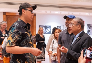 Sutradara Film Pendek DALY CITY, Nick Hartanto berbincang dengan Duta Besar RI, Indroyono Soesilo pada Austrian-Indonesian Partner Film Night 2026 di Washington DC, 8 Juni 2026. Film DALY CITY lolos babak kualifikasi untuk dinominasikan Penghargaan Piala Oscar dari Academy of Motion Picture Arts and Sciences (AMPAS).  (Foto: Arya Winata / KBRI DC)