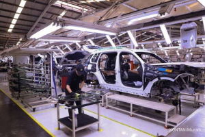 PMI Manufaktur RI Terpuruk, Pengamat: Industri Hadapi Tekanan dari Dua Arah