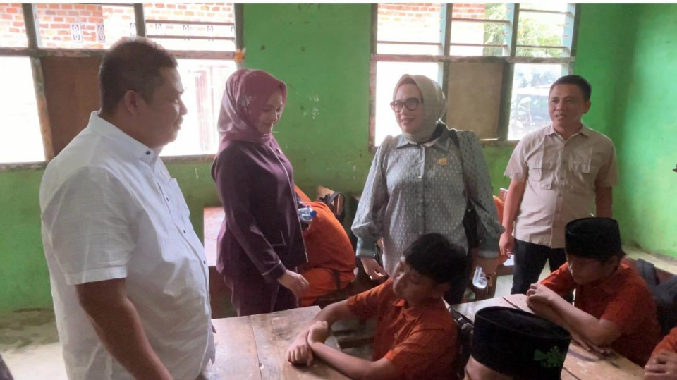 Wakil Ketua DPRD Pesawaran M.Nasir bersama Komisi II DPRD setempat mengecam keras tindakan yang dilakukan pimpinan Dapur Satuan Pelayanan Pemenuhan Gizi (SPPG) Desa Tri Mulyo, Kecamatan Tegineneng.Ozi--