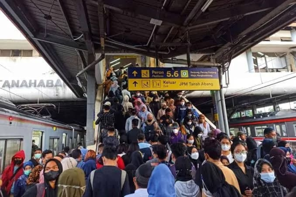 Pertamax Naik, KRL Penuh: Penumpang Green Line Melonjak Tembus 161 Persen