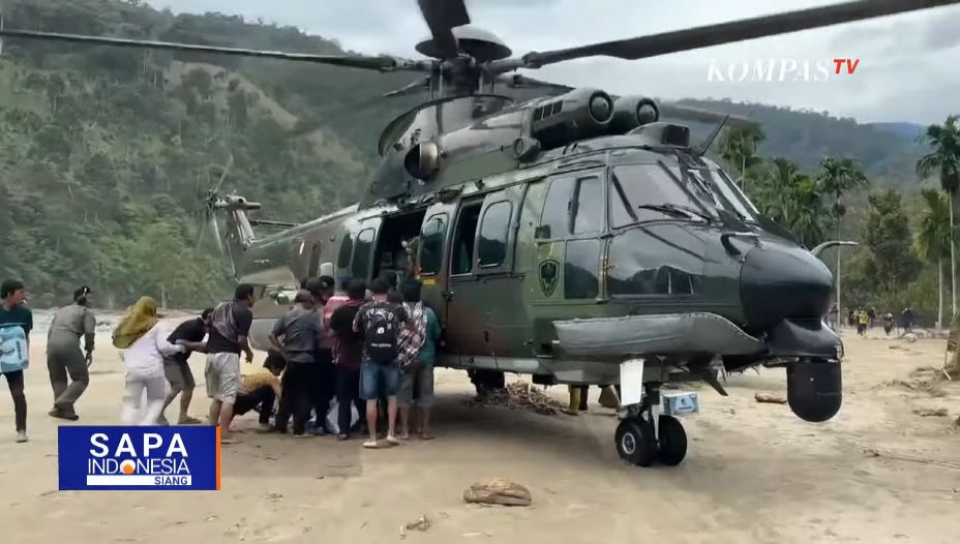 Helikopter Caracal TNI AU Salurkan Bantuan Ke Korban Bencana di Aceh