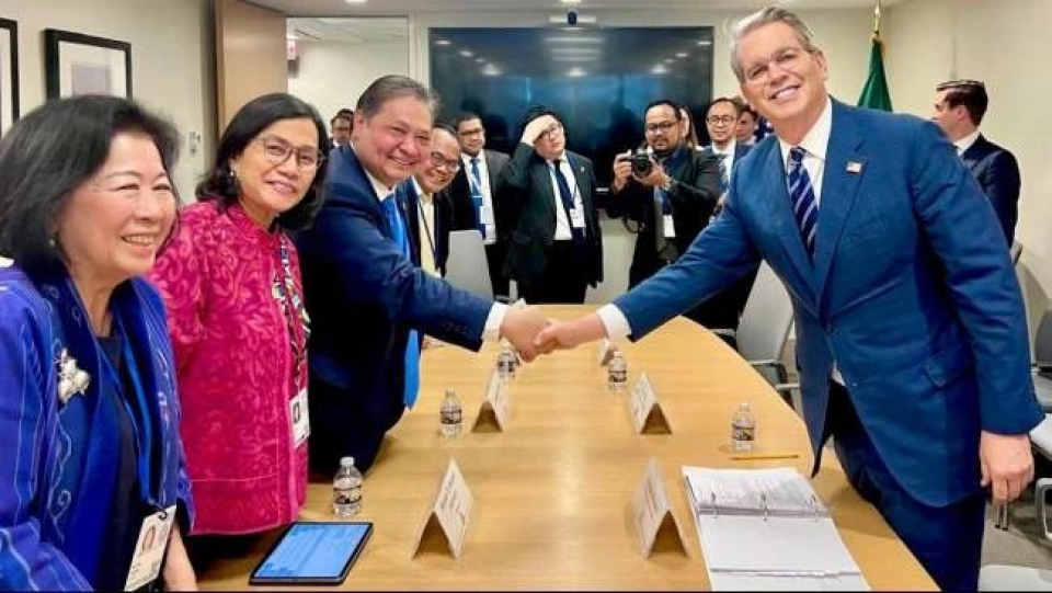 Menteri Koordinator Bidang Perekonomian Airlangga Hartarto (ketiga dari kiri) dan Menteri Keuangan Sri Mulyani (kedua dari kiri) menemui Menteri Keuangan Amerika Serikat Scott Bessent di Washington DC, Amerika Serikat, Kamis (24/4/2025). 