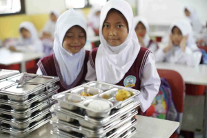 Ekonom Kritik Rencana MBG ke Jeddah: Nilai APBN Sudah 'Gendong' Program Jumbo