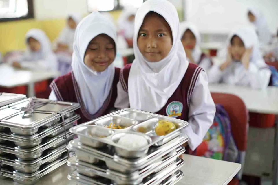 Ekonom Kritik Rencana MBG ke Jeddah: Nilai APBN Sudah 'Gendong' Program Jumbo