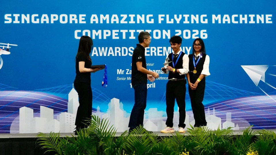 Bawa Inovasi Kontrol Drone dengan Sarung Tangan, 2 Mahasiswa ITB Raih Prestasi Internasional Kompetisi Teknologi UAV di Singapura