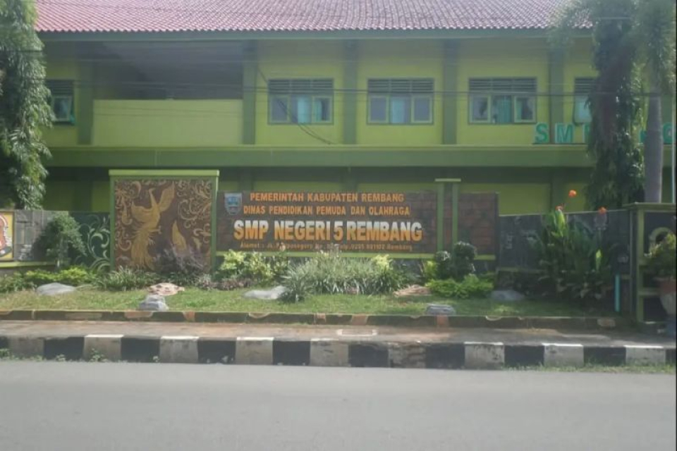 Santap Menu MBG, Ratusan Murid dan Guru SMPN 5 Rembang Diduga Keracunan Massal
