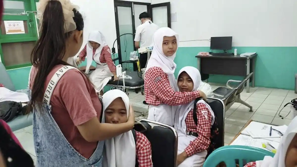 Diangkut Ambulans, Puluhan Siswa di Gembong Pati Diduga Keracunan MBG
