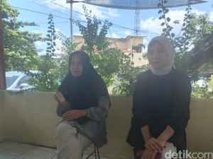 Foto: Dua warga Desa Ketara, Kecamatan Pujut, yang dipolisikan karena meviralkan roti MBG berbelatung di Polres Lombok Tengah. 