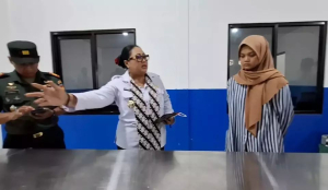 Bupati Gunungkidul Endah Subekti Kuntariningsih meradang ketika melihat kondisi dapur sehat program makan bergizi gratis (MBG) di Kelurahan Planjan, Saptosari, Gunungkidul, Yogyakarta, Kamis 30 Oktober 2025. 