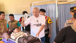 Seorang siswi SMK Kandeman, Kabupaten Batang, mendapatkan pertolongan untukdibawa ke RSUD Batang setelah diduga menyantap makanan program MBG, di Batang, Jumat (31/10/2025).