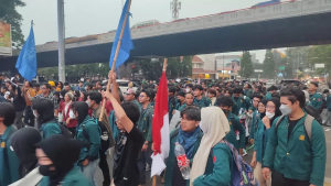 Massa BEM SI Jabar yang Demo di Simpang Jalan Dago-Cikapayang Membubarkan Diri - Ayo Bandung