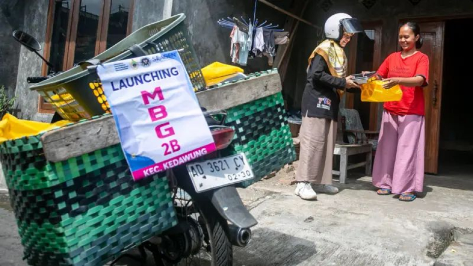 Kader Tim Pendamping Keluarga (TPK) mengantarkan paket Makan Bergizi Gratis (MBG) untuk ibu hamil dan menyusui di Desa Pengkok, Kedawung, Sragen, Jawa Tengah, Kamis (29/01).