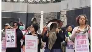 PUKUL PANCI - Suara Ibu Indonesia menggelar aksi pukul panci di Yogyakarta menyoroti dugaan keracunan massal Program MBG. Mereka mendesak pemerintah menghentikan program dan mengevaluasi tata kelola kontrak penyedia makanan. 