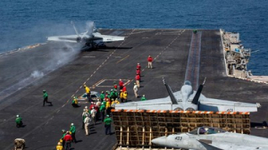 Tujuh personel angkatan laut Amerika Serikat tewas setelah bertengkar dengan sesama rekan mereka di atas kapal induk USS Abraham Lincoln. (REUTERS/US Navy)