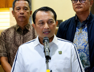 Jaksa Agung Muda Pengawasan Rudi Margono (tengah) memberi keterangan pers usai pemeriksaan eks Jampidsus Febrie Adriansyah di Gedung Kejagung, tadi malam.-Tangkapan Layar-