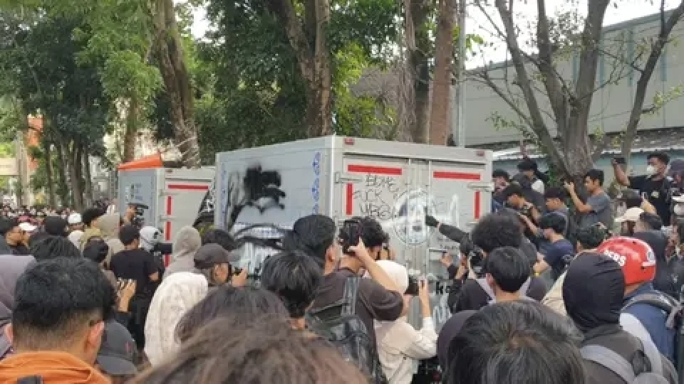Aksi 20 Oktober di Bandung, 2 Mobil SPPG Jadi Sasaran Amuk Massa