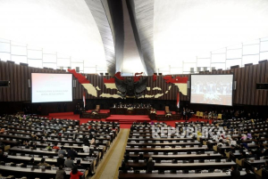 Ikhtiar Menyempurnakan UUD 45