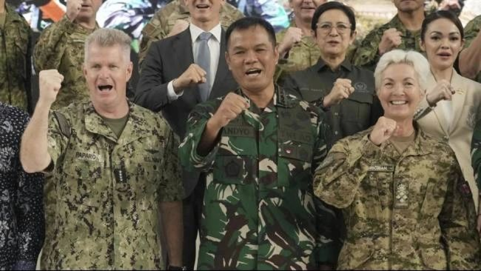 Wakil Panglima TNI Letjen Tandyo Budi Revita (tengah), Komandan Komando Indo-Pasifik Amerika Serikat Laksamana Samuel Paparo (kiri), dan Kepala Staf Pertahanan Kanada Jenderal Jennie Carignan (kanan) berpose dalam pembukaan latihan gabungan Super Garuda Shield 2025 di Jakarta, Senin (25/8/2025). 