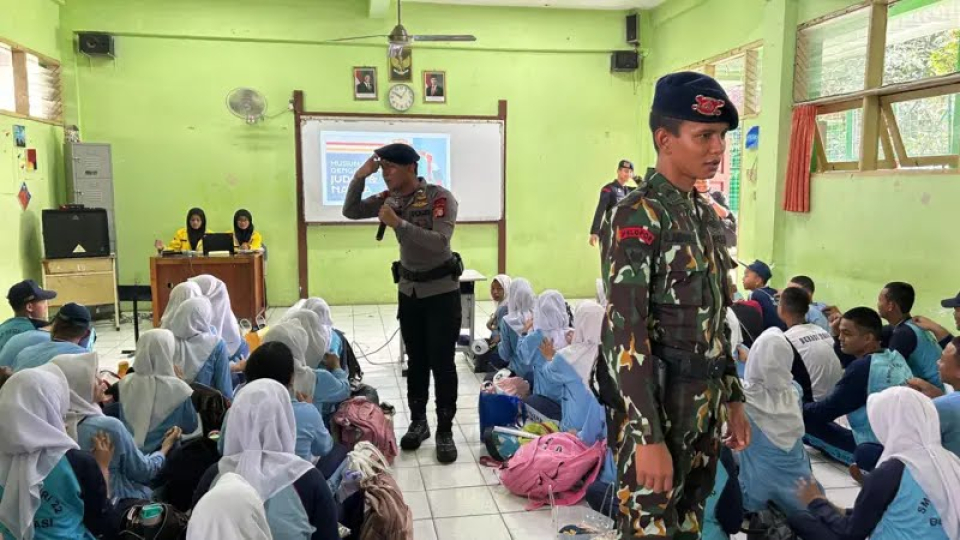 Kontroversi pelibatan TNI-Polri dalam MPLS di Jabar – 'Tujuannya biar anak nyaman di sekolah, kok malah undang polisi dan tentara?'