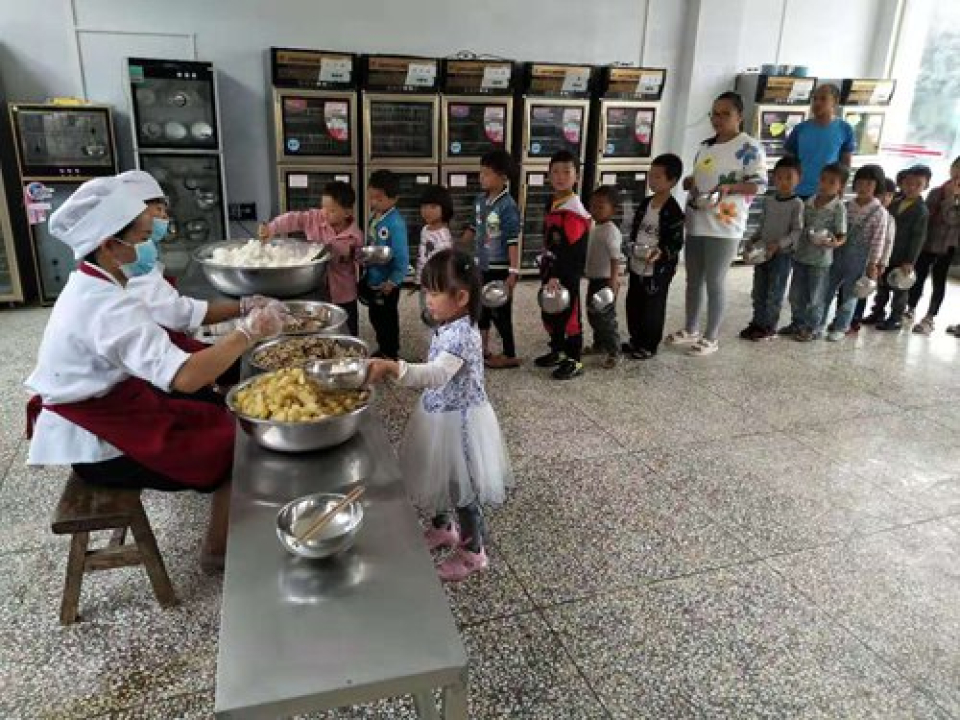 Penyedia “MBG” di China Dipenjara 15 Tahun Akibat Siswa Keracunan