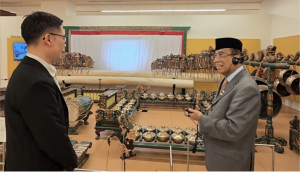 Dubes RI, Indroyono Soesilo membahas gamelan Jawa dan Wayang Kulit yang diabadikan di Musical Instrument Museum, dengan Kurator Museum di Phoenix, Arizona-AS ini. Kamis, 21 Mei 2026.