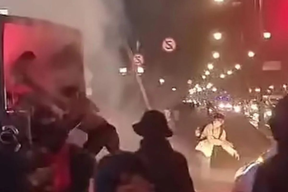 Demo di Bandung Ricuh, Truk Dalmas Polisi Dilempari Batu hingga Bom Molotov