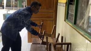 Kesek MI Miftahul Huda menunjukkan area penerimaan MBG di sekolahnya