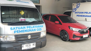 MASIH BUKA: Tiga mobil parkir di SPPG Cluwak yang mengirim menu MBG dan mengakibatkan dugaan keracunan. (SAIPUL UNTUK RADAR PATI)