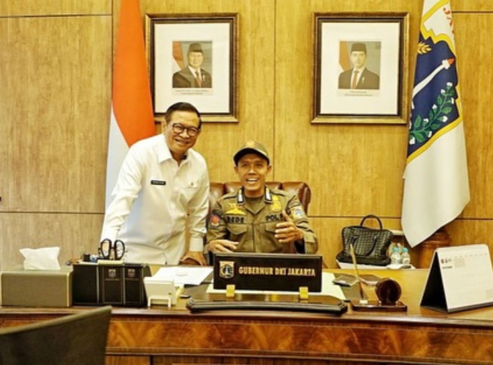 Kisah Mr Dede Satpol PP Jago Bahasa Inggris Diajak Pramono Anung Beri Inspirasi