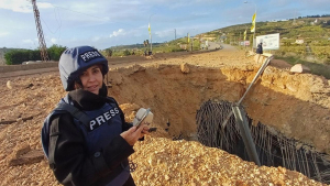 Jurnalis Lebanon Amal Khalil, yang bekerja untuk harian Al-Akhbar, melaporkan dari dekat jembatan yang hancur di Qasmiyeh, Lebanon, Minggu, 22 Maret 2026. 