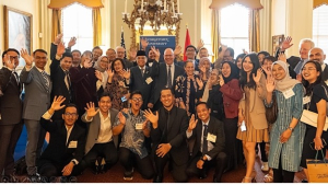 Para Lulusan Program Executive Master in Diplomacy and International Affairs (EMDIA) di School of Foreign Service (SFS), Georgetown University, Washington DC, berfoto bersama Duta Besar RI, Indroyono Soesilo, Dekan SFS Professor Joel Hellman dan Para Guru Besar SFS, Selasa, 12 Mei 2026