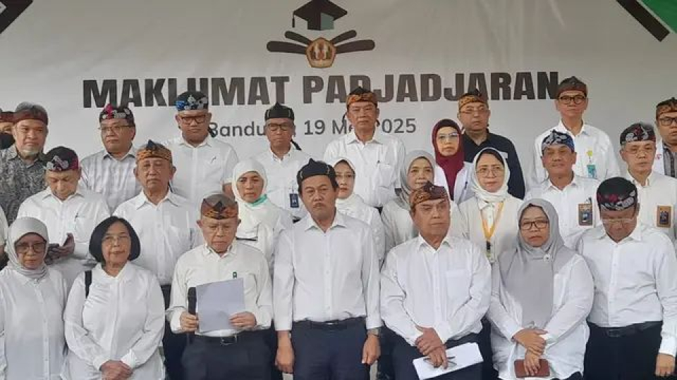 Guru Besar Fakultas Kedokteran Unpad dalam Deklarasi Maklumat Padjadjaran tersebut dibacakan di Gedung Kuswadji Unpad, Jalan Prof. Eyckman Nomor 38, Kota Bandung, Senin, 19 Mei 2025. 