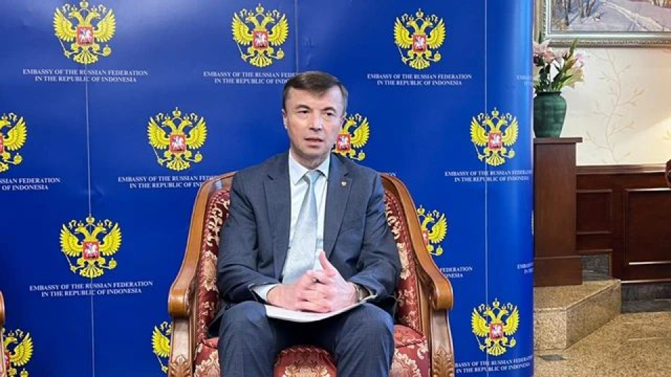 Duta Besar Federasi Rusia untuk RI, Sergei Tolchenov, dalam press briefing dan buka bersama di Wisma Dubes Rusia, Jakarta, Kamis (26/2). 